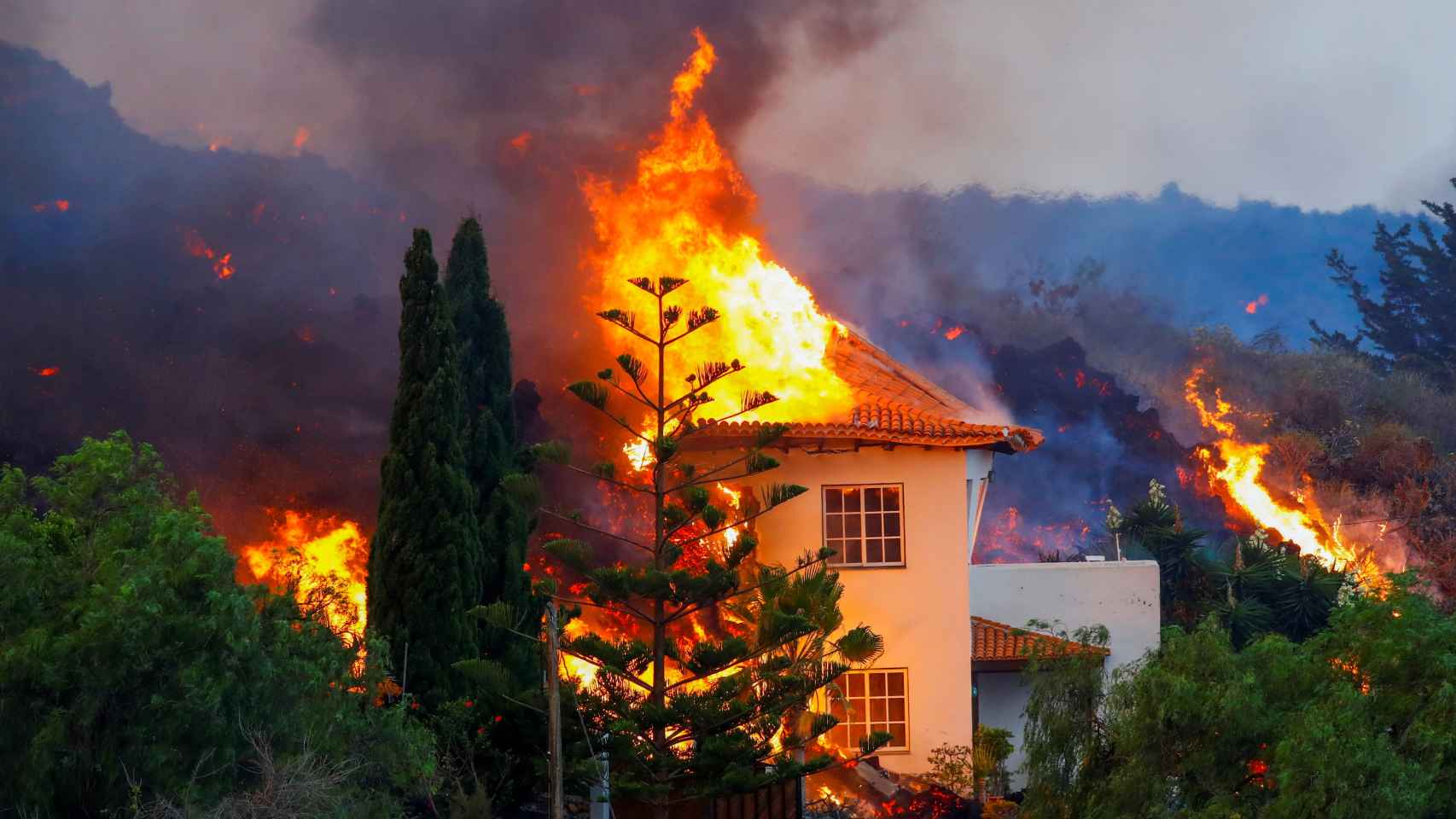 Arde una vivienda en Los Llanos de Aridane, municipio próximo al volcán.