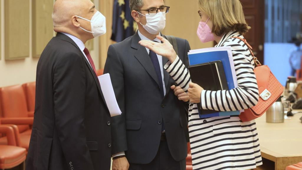 El ministro de la Presidencia, Félix Bolaños, y la portavoz parlamentaria del PP, Cuca Gamarra, a la salida de la Comisión Constitucional en el Congreso.