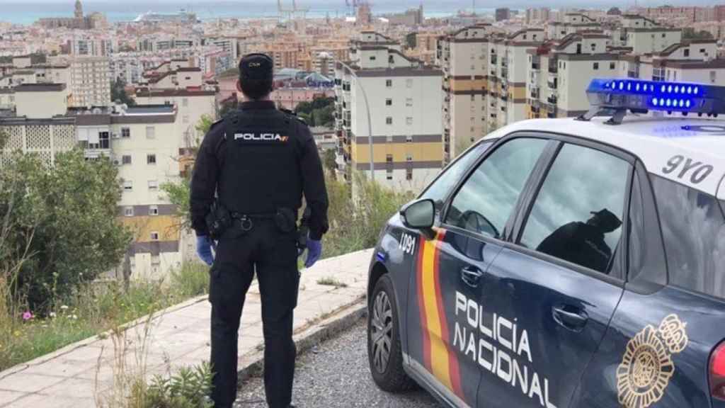 Un policía nacional frente al distrito Norte de Málaga.