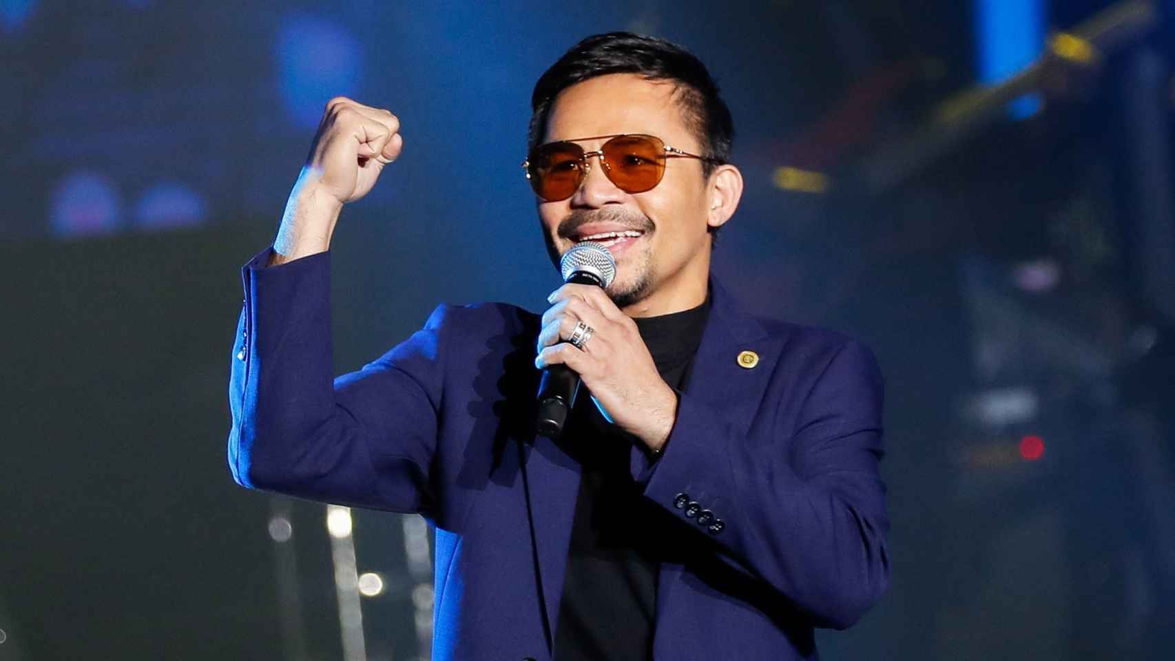 El campeón de boxeo filipino y senador Manny Pacquiao actúa durante un acto en Manila.