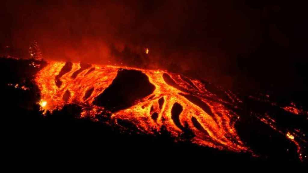 Imagen del volcán en erupción.