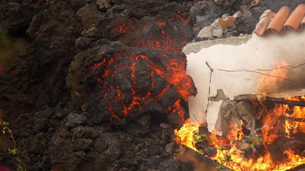 Lava from the volcano destroys a house on La Palma.  EP