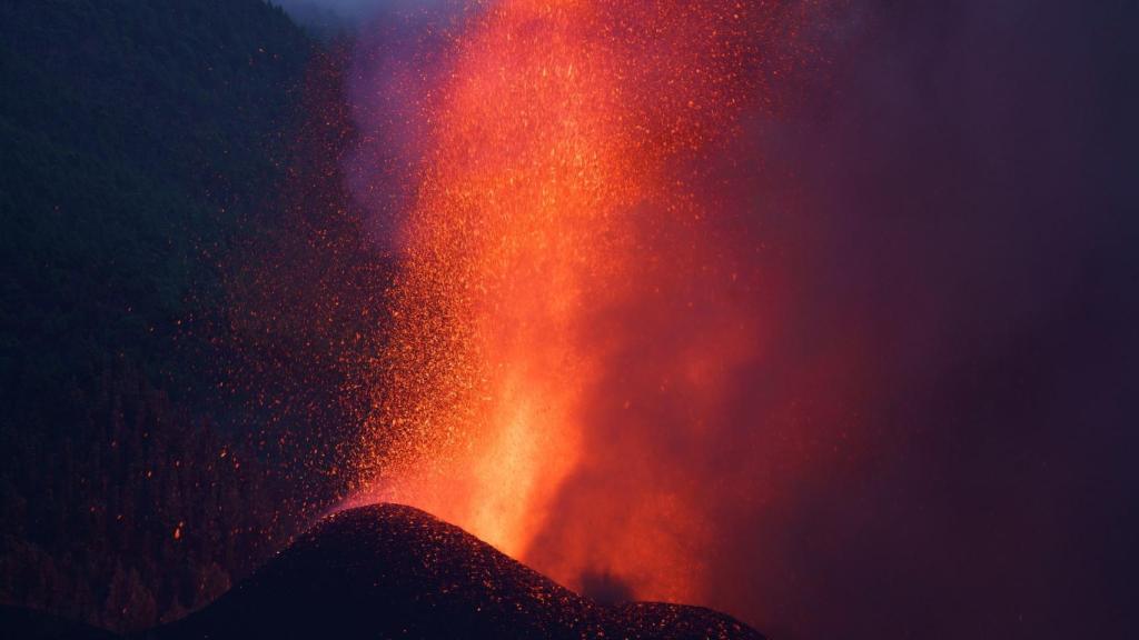 Eruption of the Cumbre Vieja volcano on La Palma.  EP