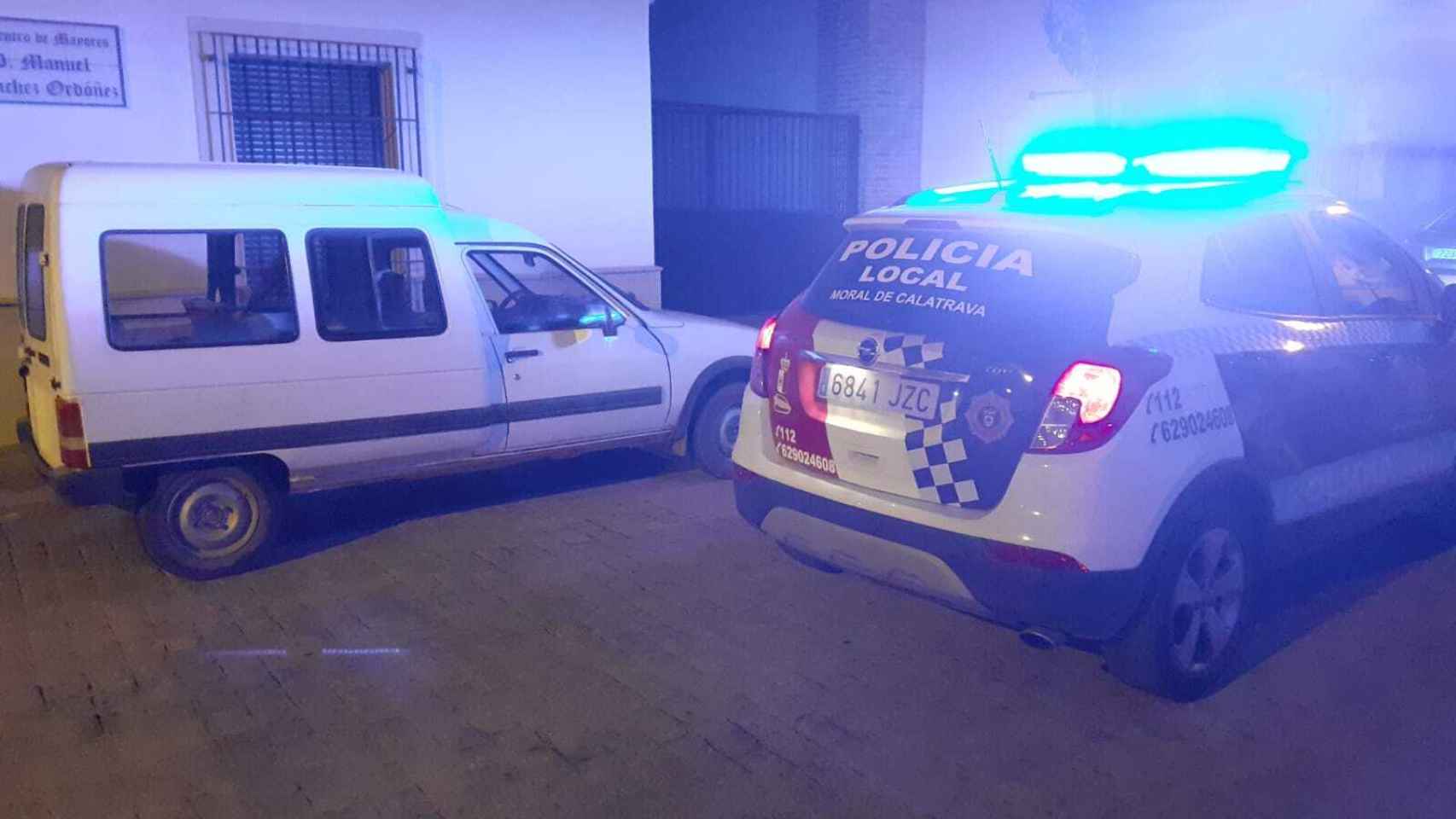Un coche de la Policía Local junto a uno de los vehículos forzados en Moral de Calatrava.