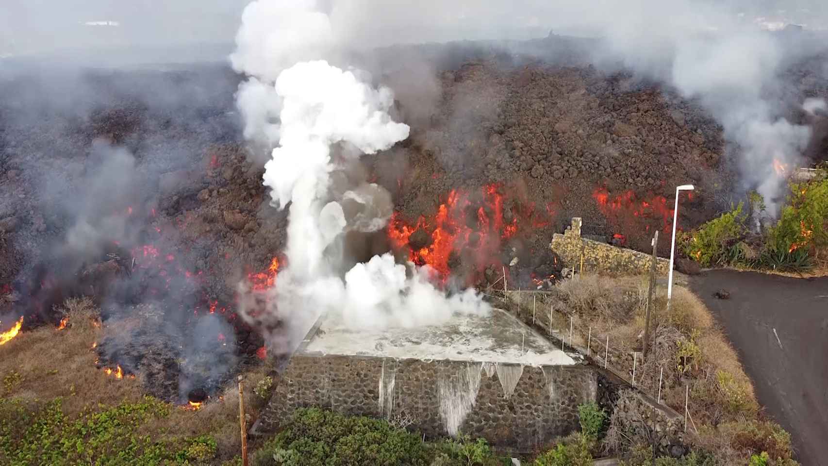 La lava se lleva por delante decenas de casas en La Palma. EP