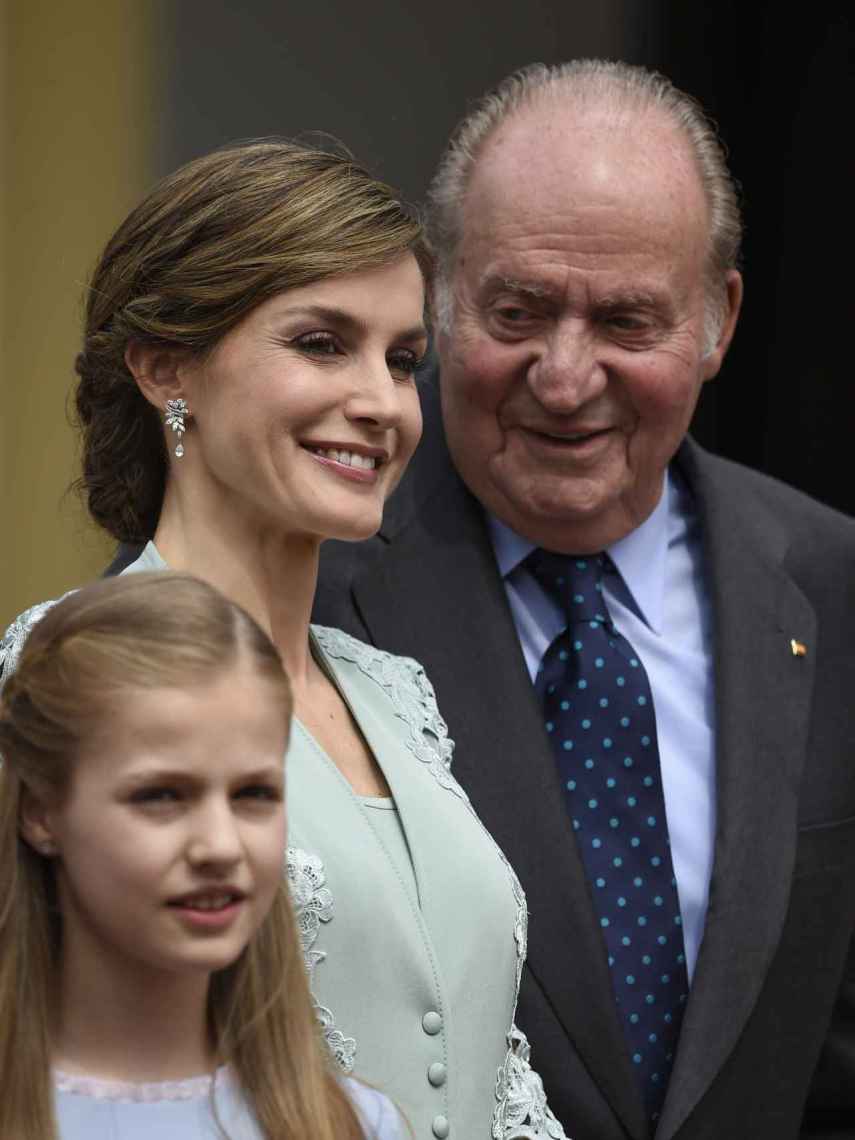 La reina Letizia, Juan Carlos I y la princesa Leonor en la comunión de la infanta Sofía.