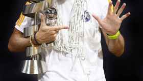 Rudy Fernández posando con el trofeo de la Supercopa