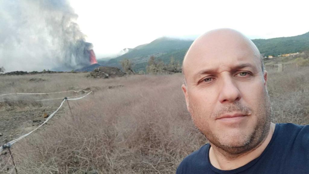 Carlos, in front of the lava tongue of La Palma.