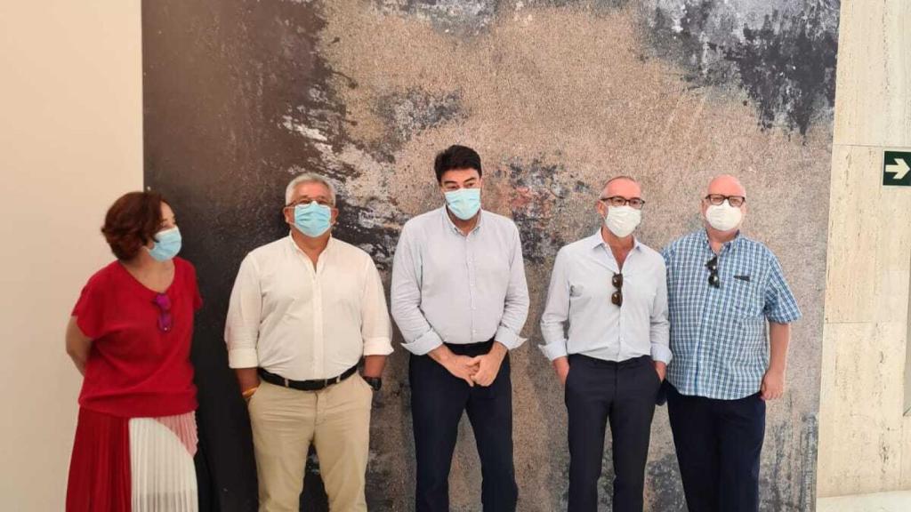 Los coleccionistas Michael Jenkins y Javier Romero en su visita a agosto al MACA con las autoridades.