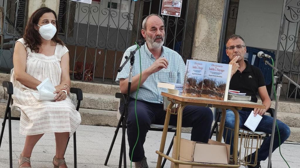 Presentación en Bermillo Pilar Piorno (hija), Melquíades Prieto (editor) y Roberto Carlos Piorno (hijo)