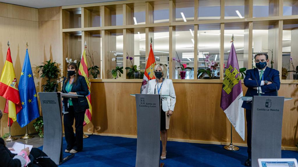 Los consejeros de Sanidad de Castilla y León, Verónica Casado; de Aragón, Sira Ripollés y de Castilla la Mancha, Jesús Fernández Sanz presentan las conclusiones de la jornada sobre el reto sanitario en territorios despoblados