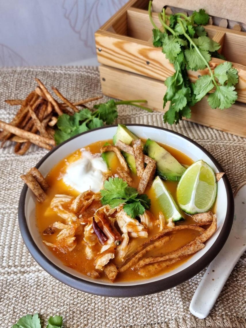 Sopa de tortilla con aguacate y pollo, una receta mexicana