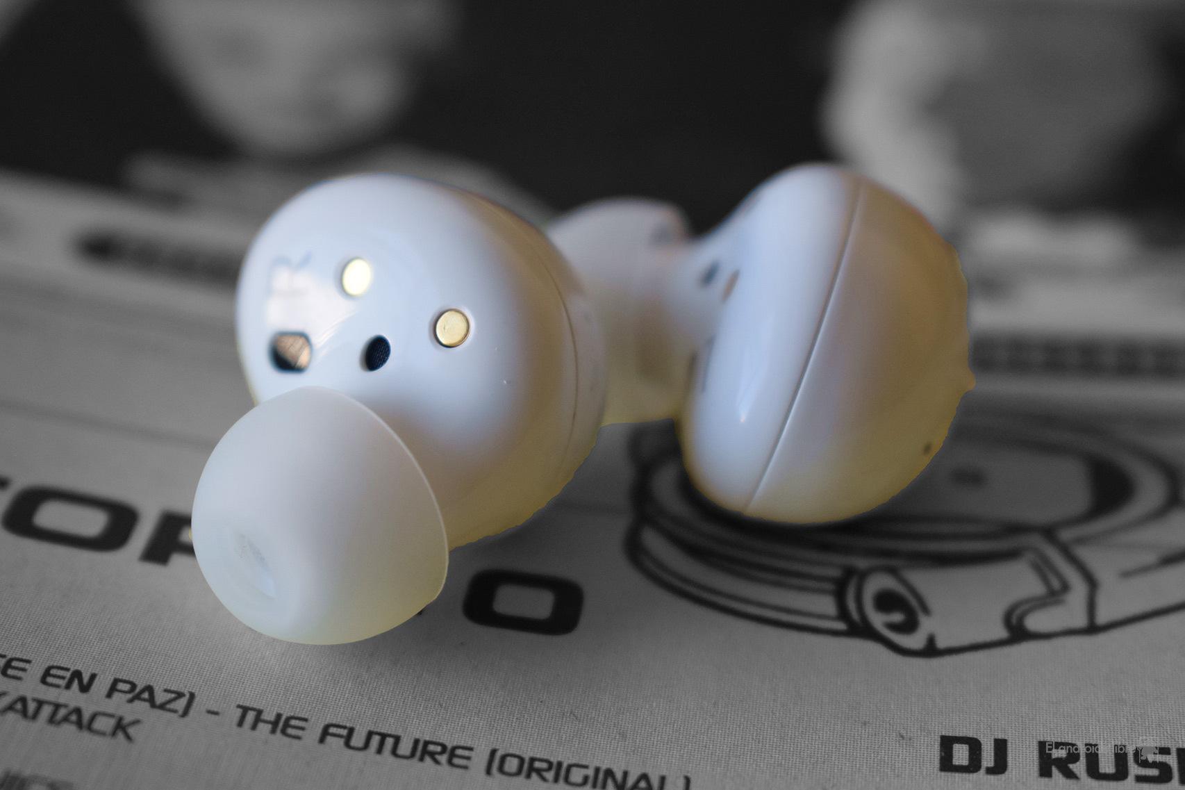 De cerca los Galaxy Buds2