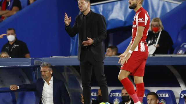 El 'Cholo' Simeone y Yannick Carrasco, en un momento del partido