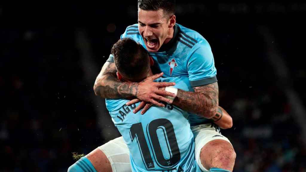 Abrazo entre Iago Aspas y Santi Mina para celebrar el gol del Celta de Vigo