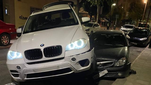 Sorprendente imagen de un coche subido encima de otro en pleno centro de Ciudad Real