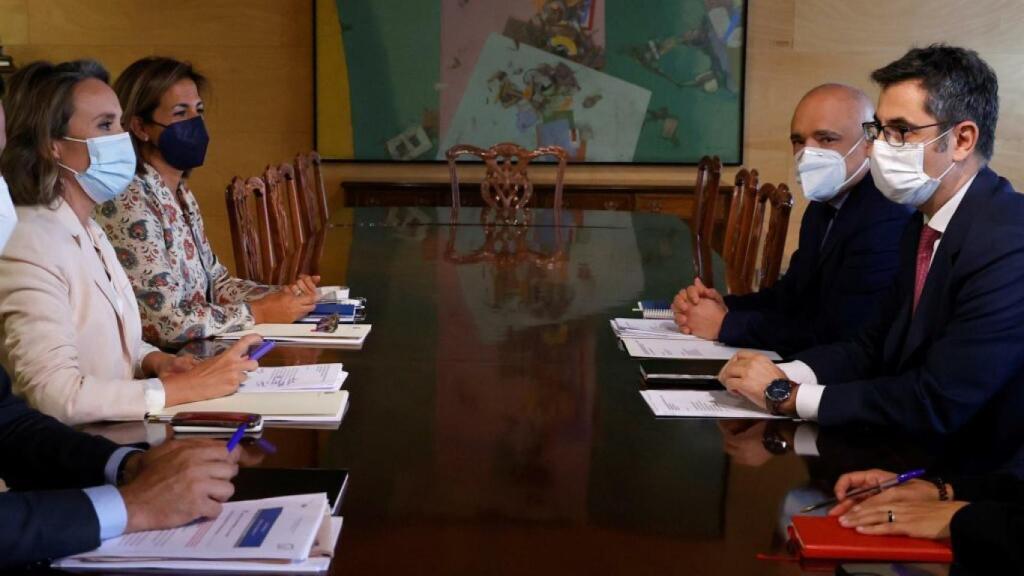 El PP, liderado por su portavoz en el Congreso, Cuca Gamarra, se reúne con el Gobierno, con Félix Bolaños al frente.