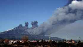 Imagen de archivo de una erupción del volcán Etna. AFP