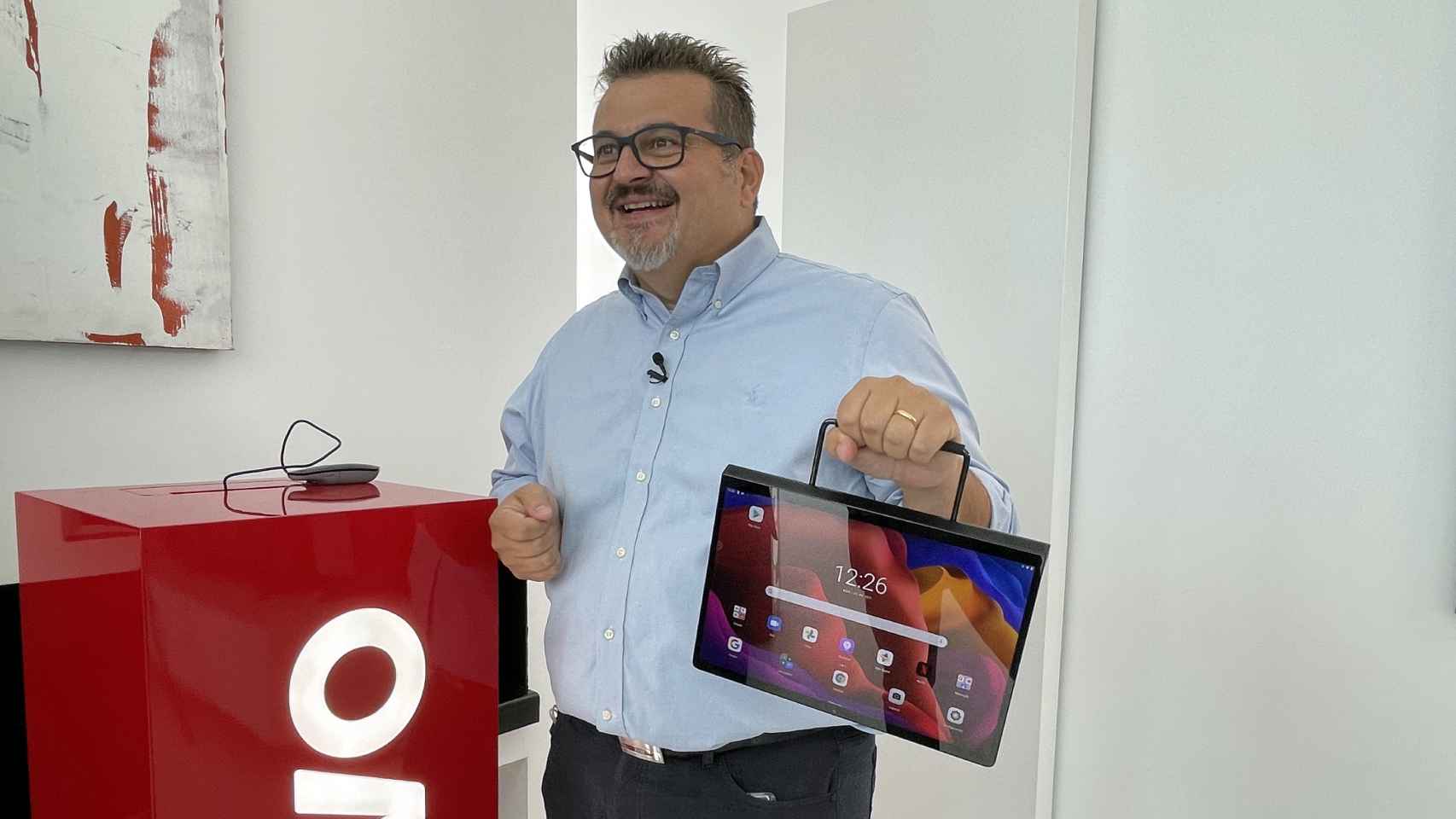 Fabio Capocchi, director de producto de Lenovo, sujetando la Tab 13.