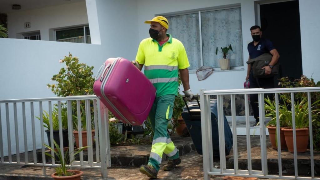 Workers of the Todoque City Council help the inhabitants to take out their things.  Fran Pallero