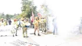Protesta de los bomberos forestales ante la puerta de las Cortes
