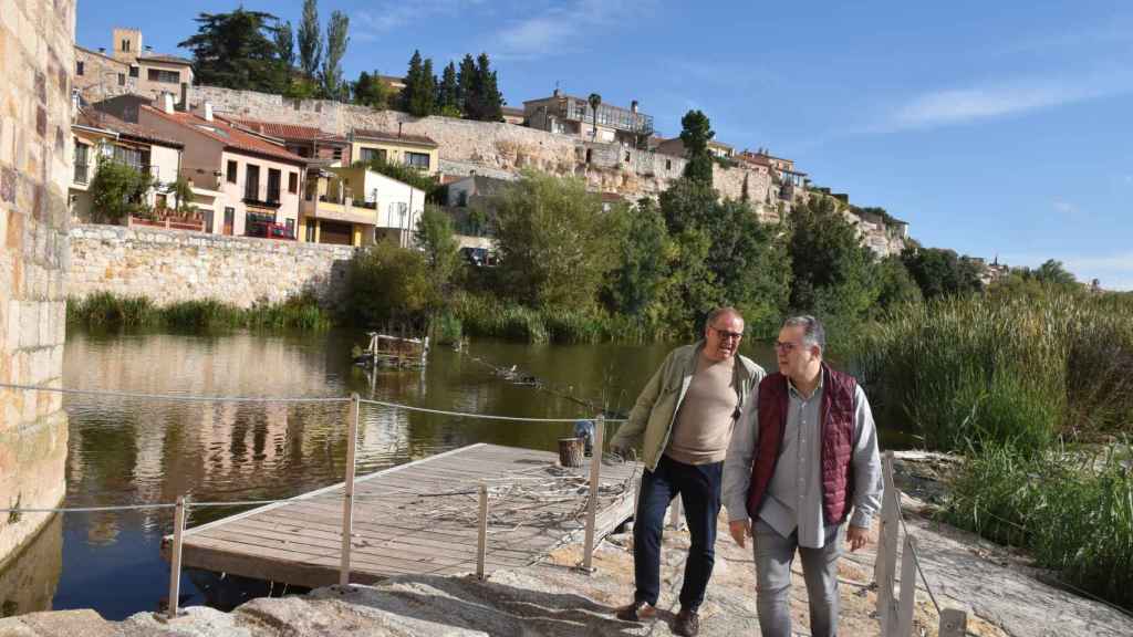 El diputado de Turismo, Jesús María Prada y el concejal de Turismo, Christoph Strieder charlan en las aceñas de Olivares