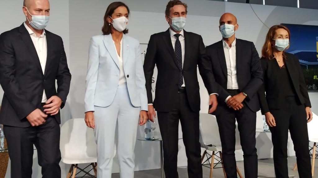 La ministra de Industria, Comercio y Turismo, durante su visita hoy a la fábrica de L'Oreal en Burgos