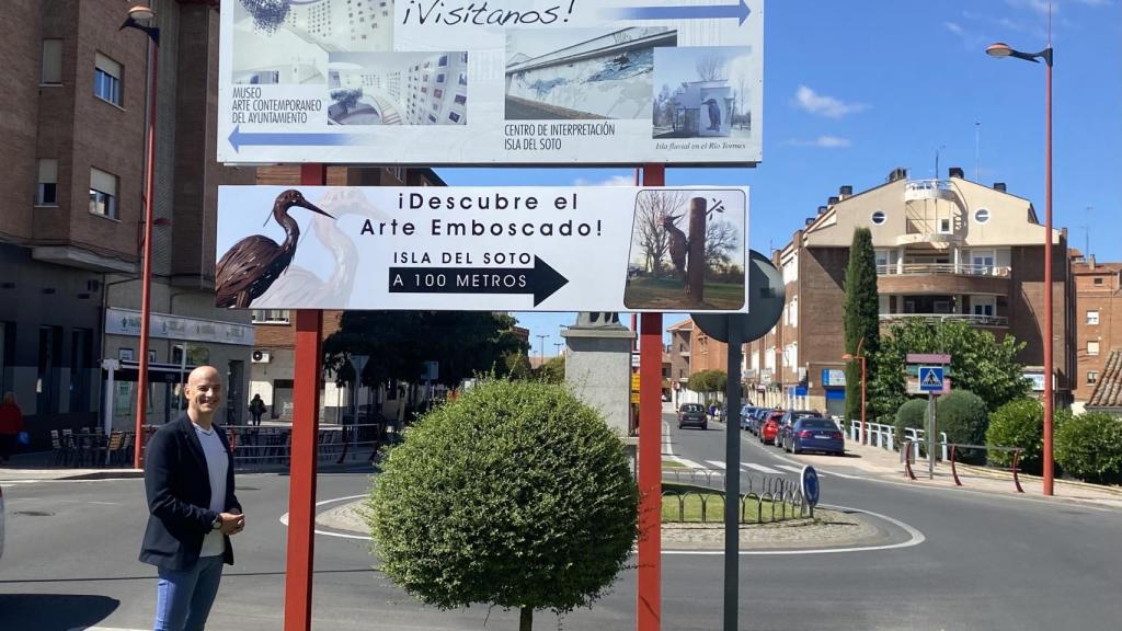 El concejal de Turismo, Juan Carlos Bueno, muestra la nueva señalización