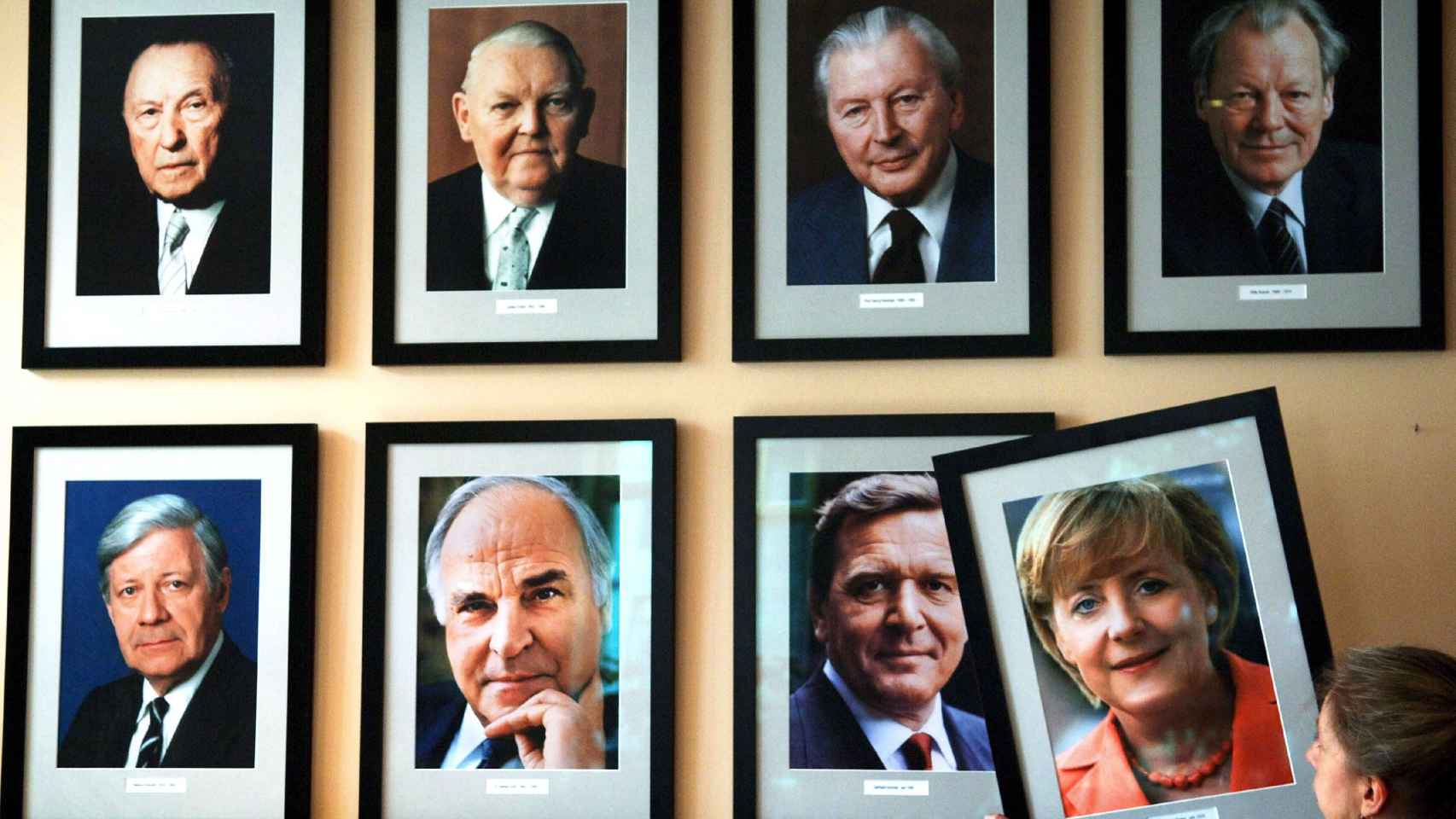 La imagen de la canciller alemana Angela Merkel, colgada en una pared con los retratos de los excancilleres (arriba, de izquierda a derecha) Konrad Adenauer, Ludwig Erhard, Kurt Georg Kiesinger, Willy Brandt, (abajo, de izquierda a derecha) Helmut Schmidt, Helmut Kohl y Gerhard Schroeder.