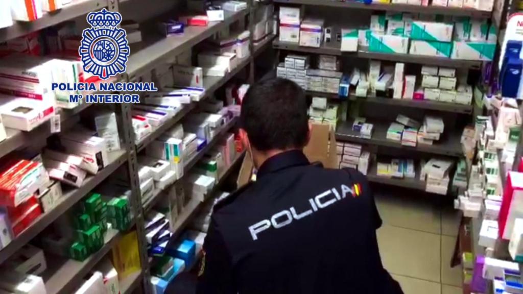 Un agente en el lugar de la farmacia de Alcoy.