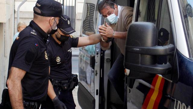 El acusado de asesinar a su mujer en Calpe ha llegado a la Audiencia Provincial de Alicante para la celebración del juicio.