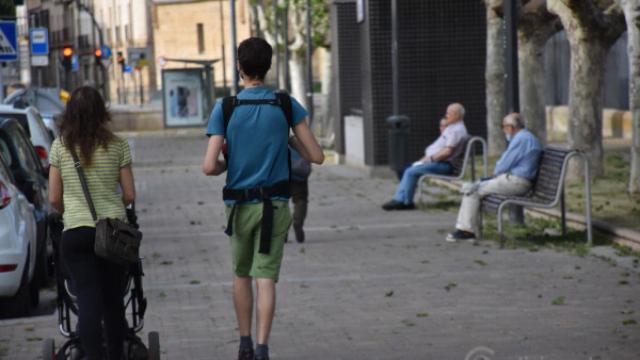 Una pareja pasea por la calle