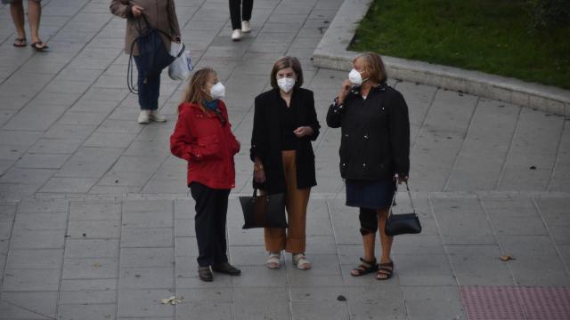 Tres ciudadanos pasean por La Marina en Zamora con mascarilla