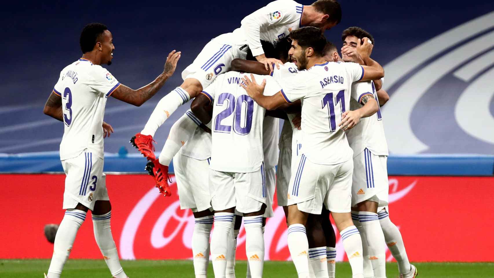 Karim Benzema celebra con los jugadores del Real Madrid su gol al Mallorca