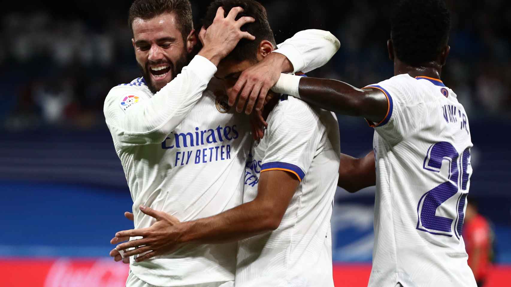 Los jugadores del Real Madrid felicita a Marco Asensio por su gol al Mallorca