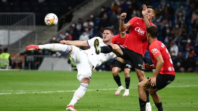 Luka Jovic remata un balón frente a la portería del Mallorca