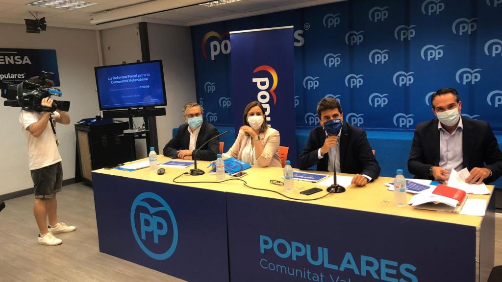 Carlos Mazón, en el centro, durante la rueda de prensa. EE