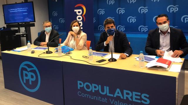 Carlos Mazón, en el centro, durante la rueda de prensa. EE