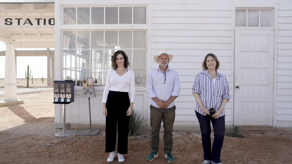 La presidenta de la Comunidad de Madrid, Isabel Díaz Ayuso, visita el set de rodaje de la última película de Wes Anderson, en Chinchón.
