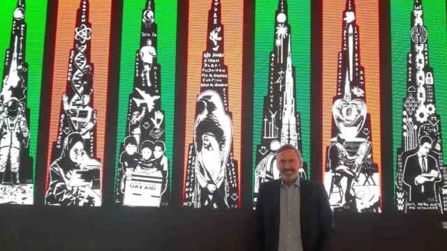 Paco Bree junto a las siete obras de arte digital que fueron proyectadas en la fachada del Burj Khalifa el martes 21 de septiembre.