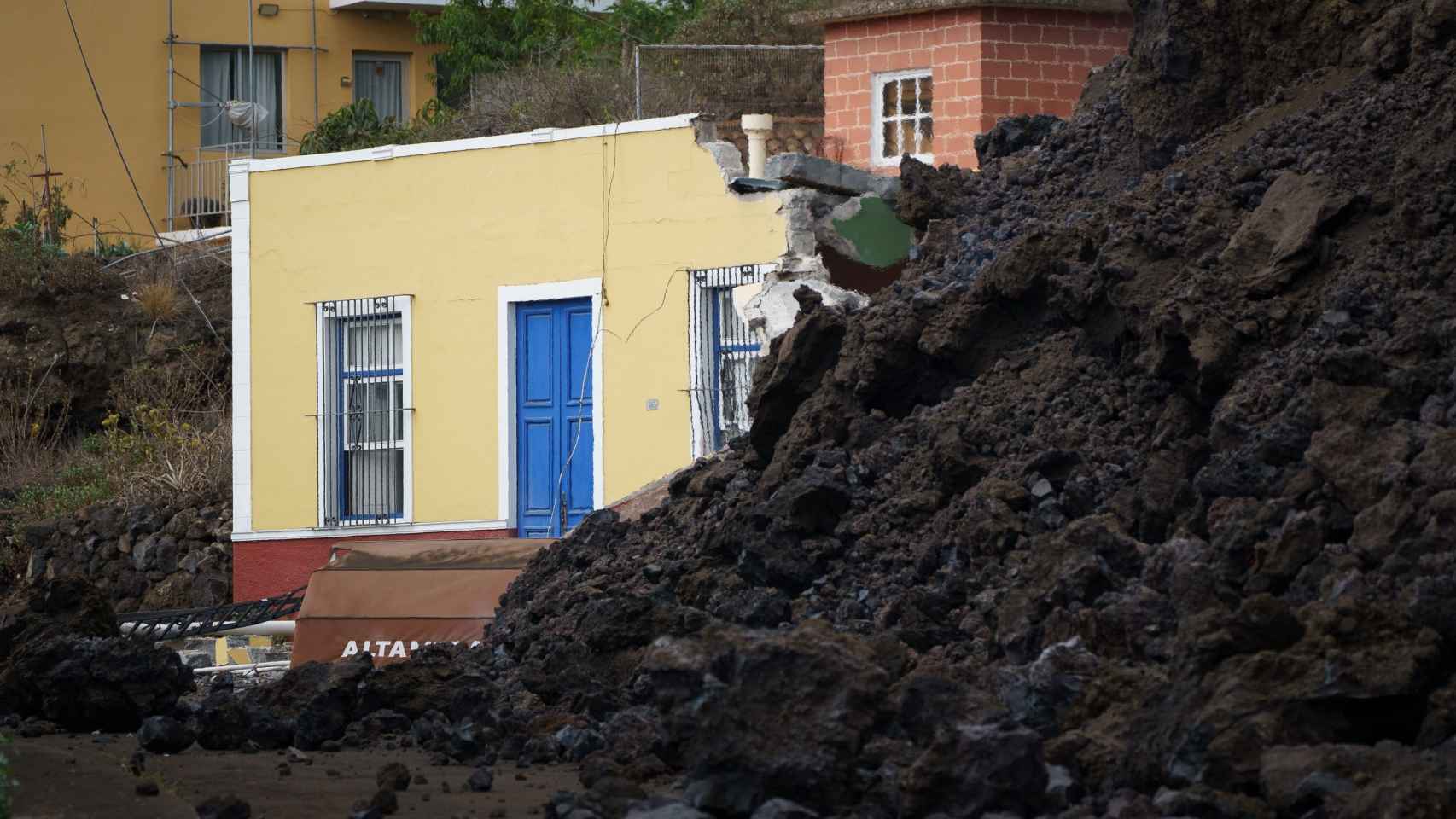 La lava destruye un edificio de Todoque (La Palma). Efe