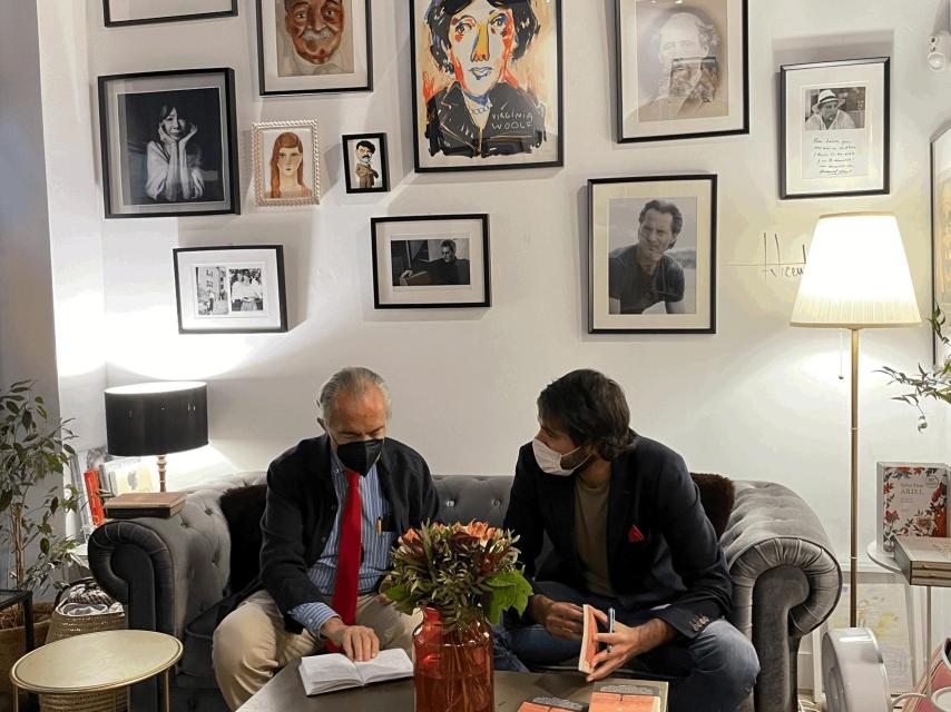 De Cuenca y Ramírez charlan tras acabar el acto.