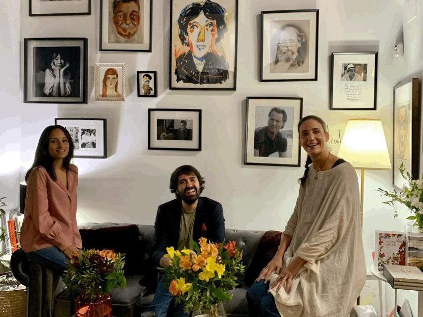 Daniel Ramírez junto a Laura Riñón y Sara Trejo, las libreras de Amapolas en octubre.