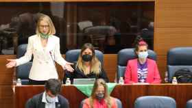 La portavoz de Unidas Podemos en la Asamblea de Madrid, Carolina Alonso, reprocha a Ayuso sus palabras sobre la homofobia.