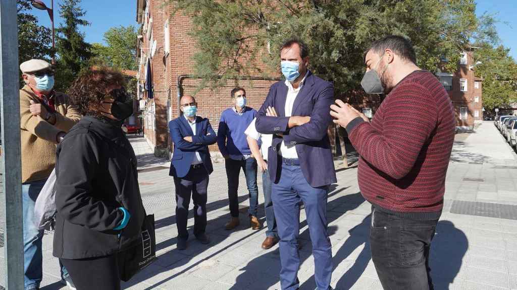 El alcalde de Valladolid escucha a algunos vecinos de Pajarillos en su visita a unas obras