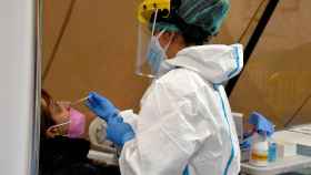 Una enfermera hace un test de diagnóstico de la Covid durante el cribado masivo de Zamora.