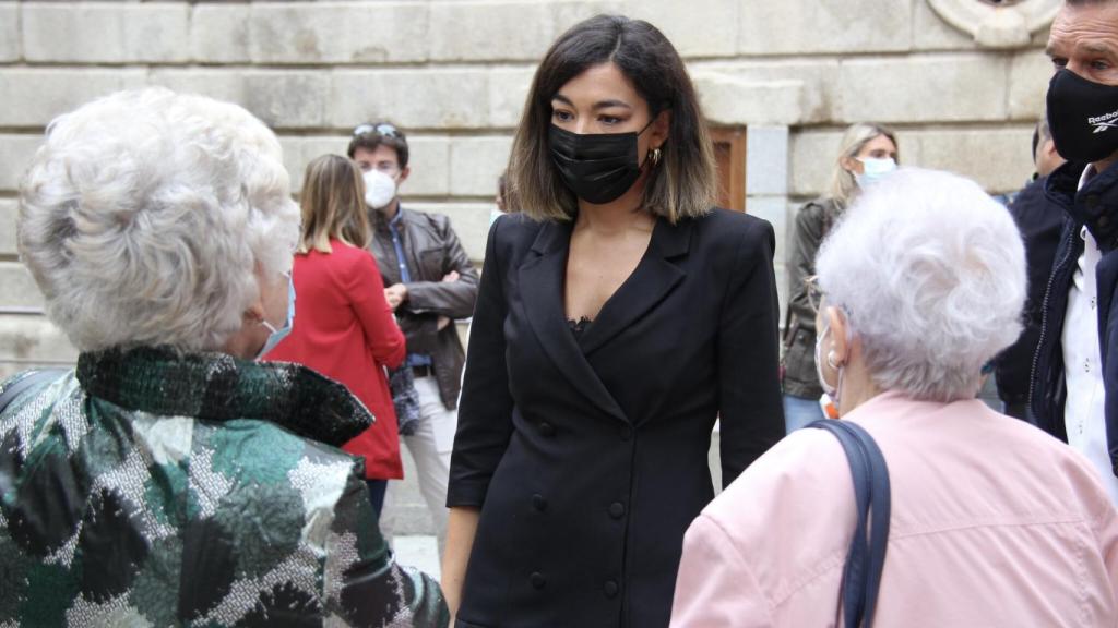 Claudia Alonso junto a dos vecinas del Casco de Toledo.