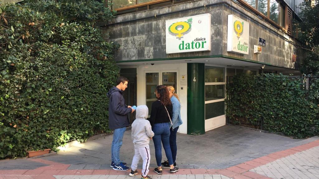 Bernardo with two women who intend to enter the Dator clinic in Madrid.