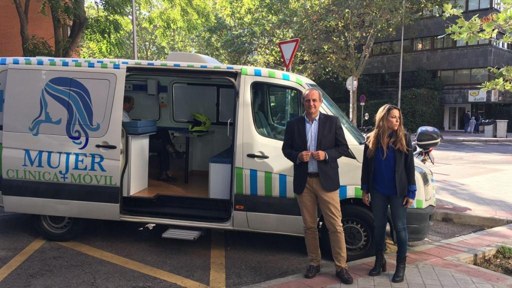 Luis Losada and Amelia Bueno next to the vehicle in which they offer to do ultrasounds.