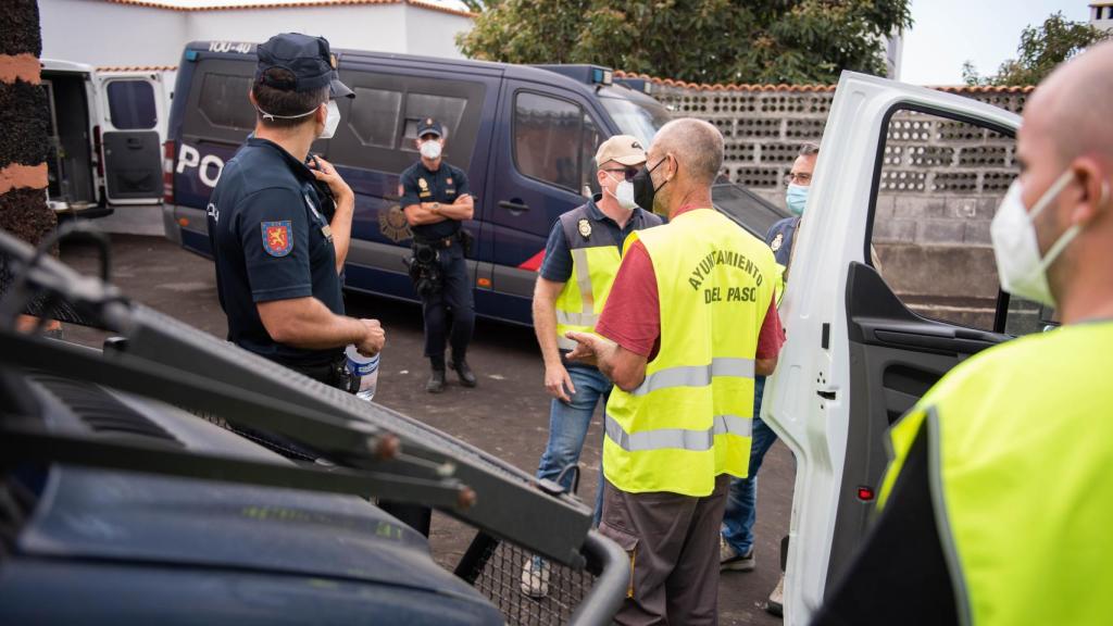 Pablo talks amicably with policemen to whom he brings supplies.